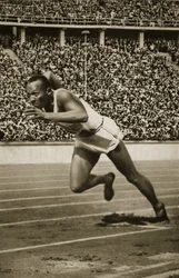 Jesse Owens aan de start van de 200m race op de Olympische Spelen van 1936 in Berlijn